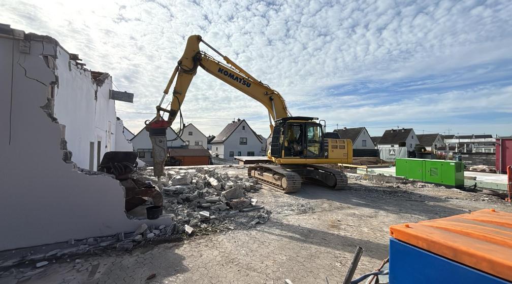 Präzision im Einsatz: Unser Baggerfahrer arbeitet sich mit dem Hydraulikmeißel Stück für Stück durch das Mauerwerk.