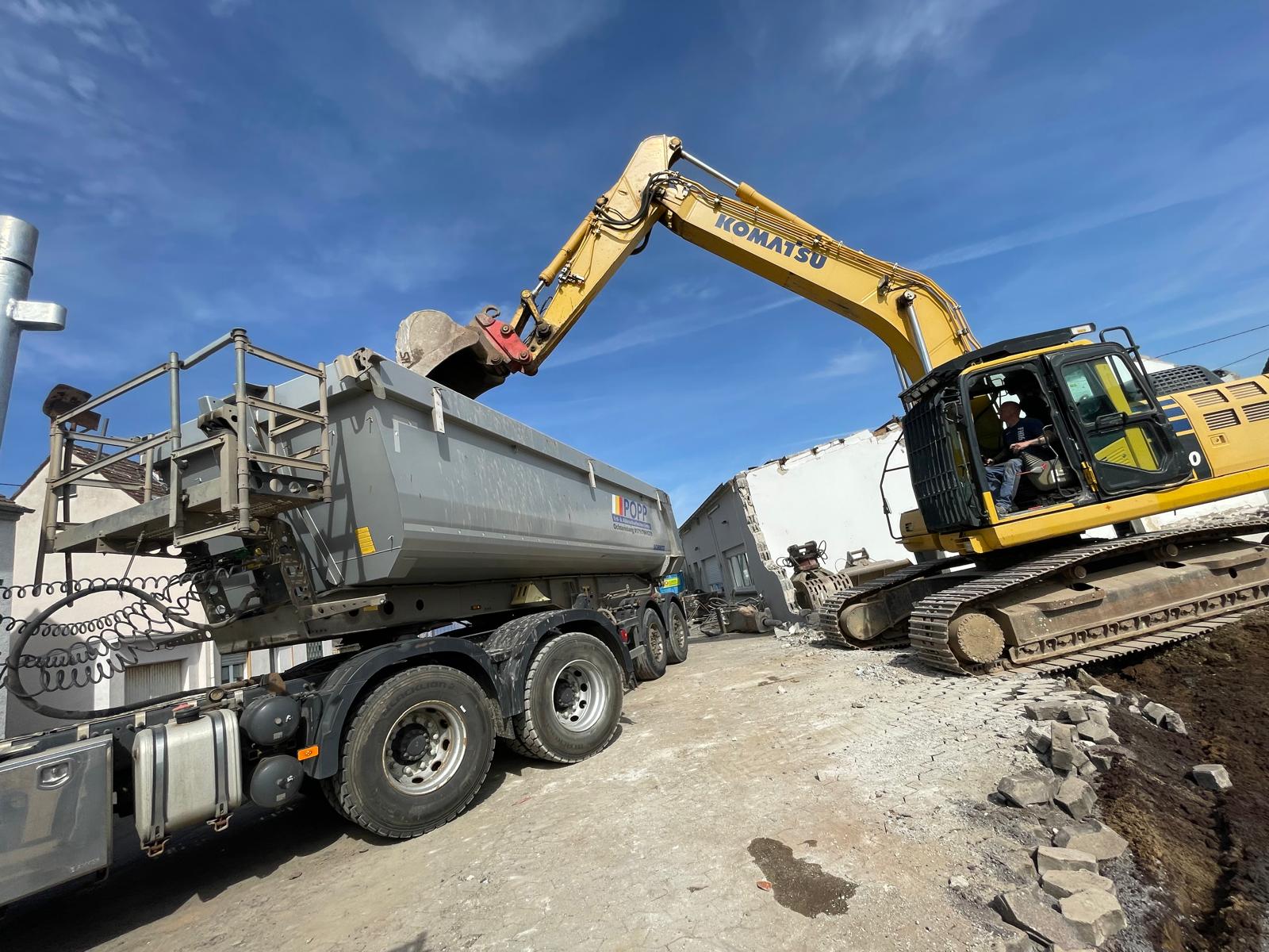 IMG-20260409-WA0012 Teamwork zwischen Maschine und Logistik: Der Komatsu-Bagger belädt einen unserer modernen Popp-Kipper.