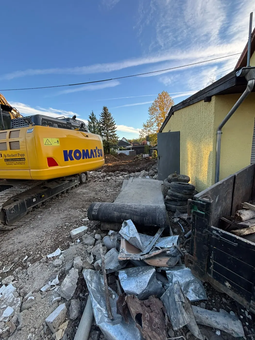 Getrennte Baustoffe beim Abbruch des Einfamilienhauses: Blech, Bitumenbahn und Rohre