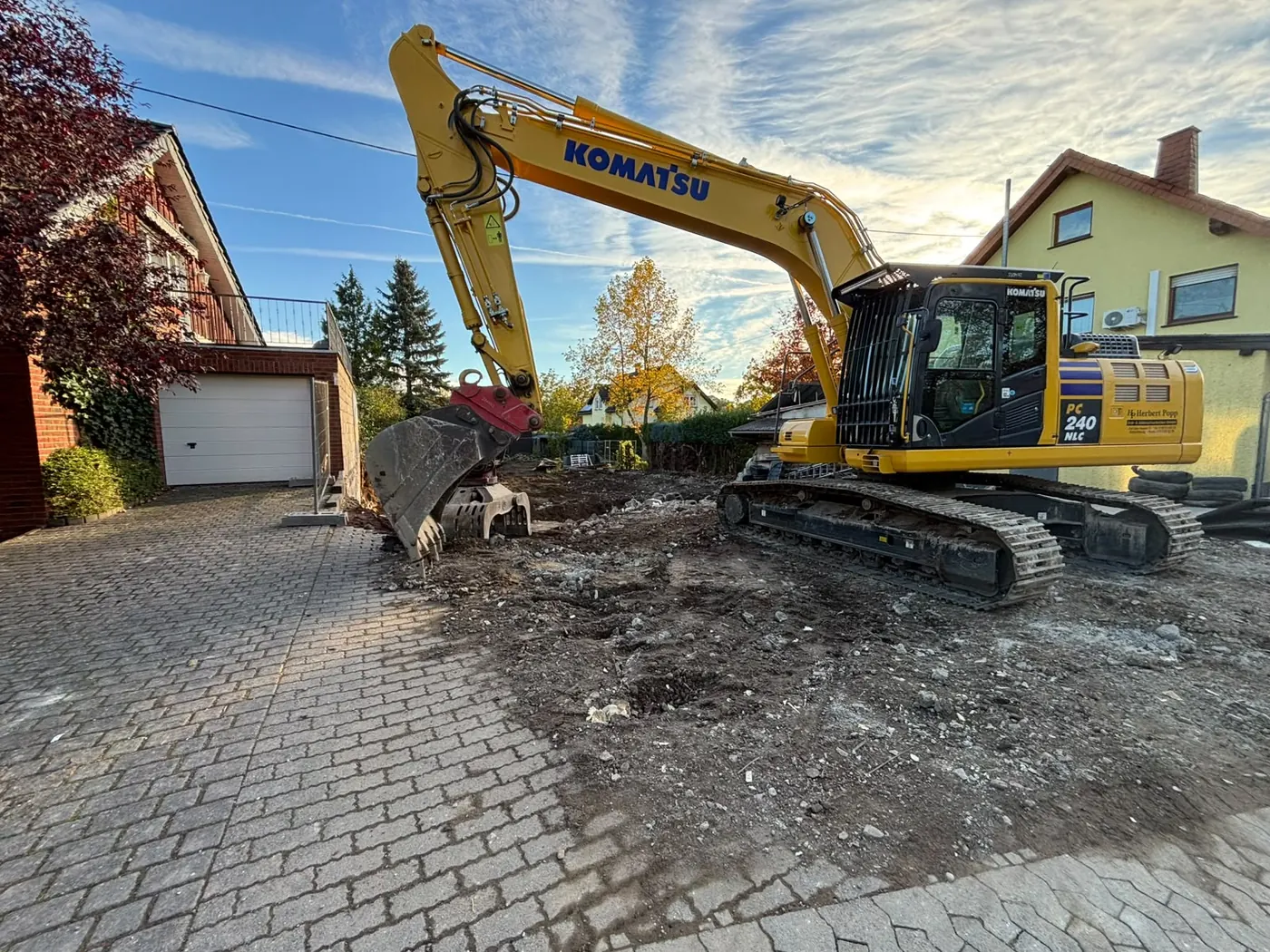 Abbruch Einfamilienhaus: Komatsu Kettenbagger von Herbert Popp auf dem geräumten Grundstück