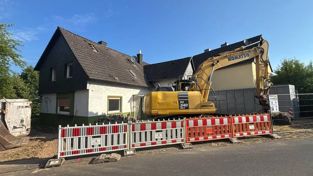 Bagger setzt am Dach an – Beginn des Hausabbruchs in Bad Honnef