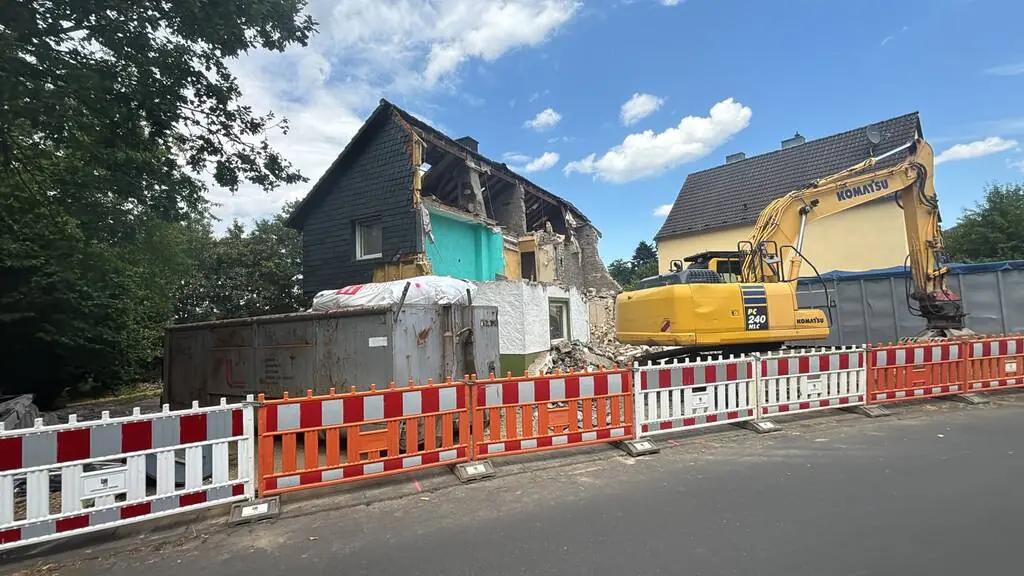 Kontrollierter Rückbau des Wohnhauses in Bad Honnef mit dem Abbruchbagger