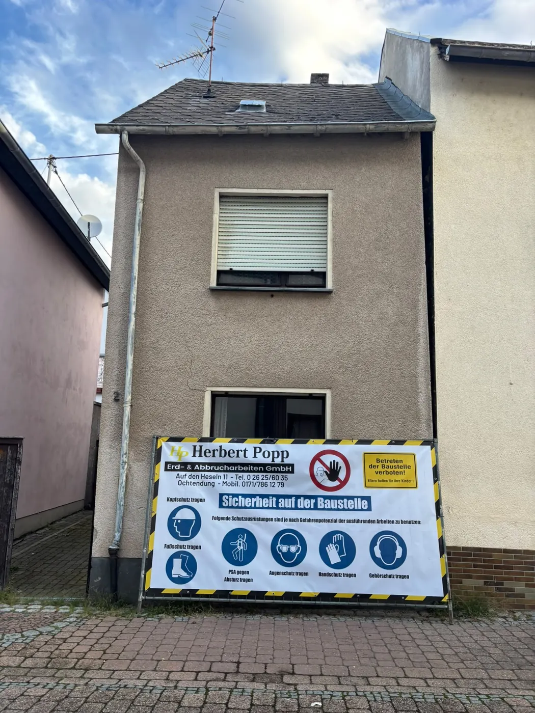 Abgesicherte Abbruchbaustelle in Ochtendung mit Sicherheitshinweisen