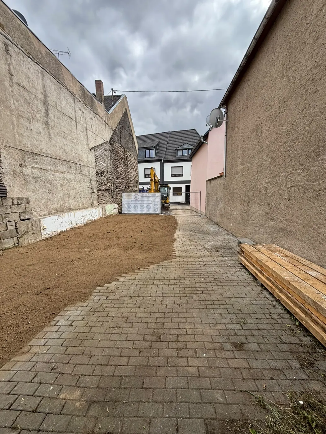Planierte Fläche nach dem Hausabbruch in Ochtendung, Blick Richtung Straße