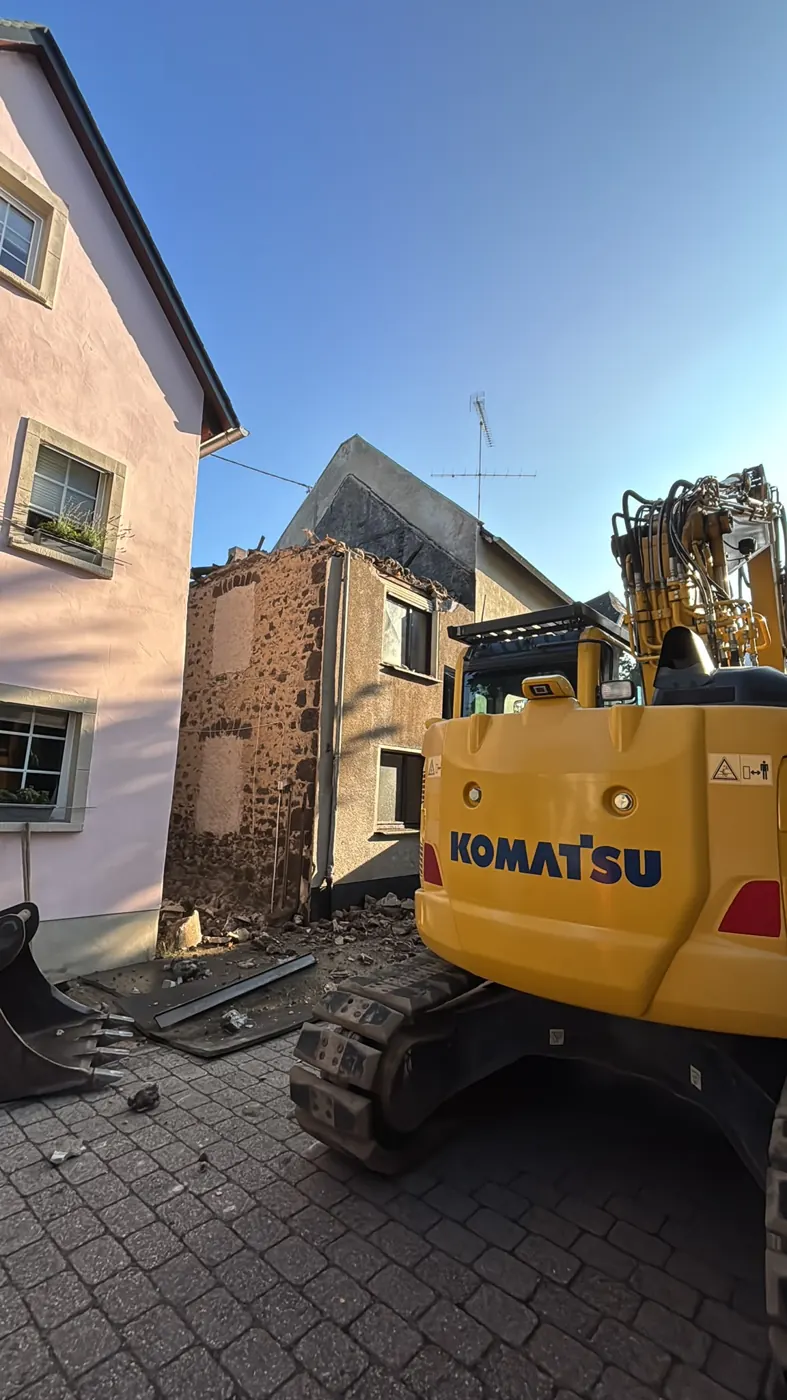 Kompaktbagger beim Rückbau des Wohnhauses in Ochtendung