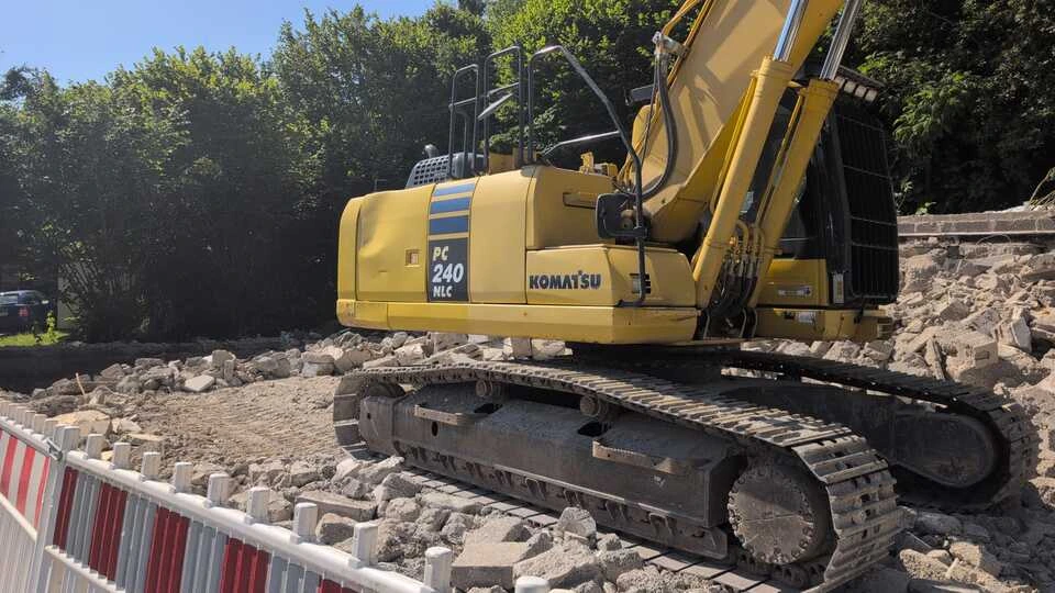 Abbruch Wohnhaus in Eich - Schweres Gerät vor Ort